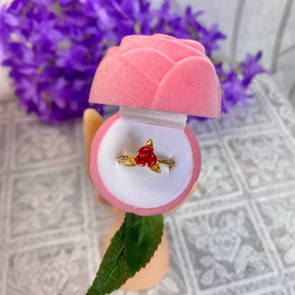 🌹 Gold Toned Red Rose Rhinestone Ring 🌹 NWT Sz 8 w/ Gift Box